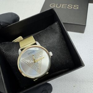 Guess часовник с метална мрежеста верижка, златист цвят