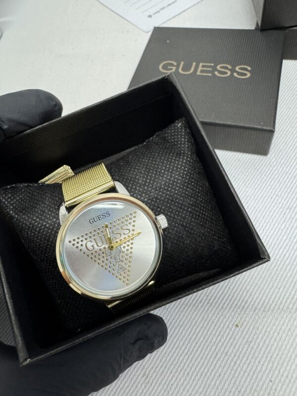 Guess часовник с метална мрежеста верижка, златист цвят